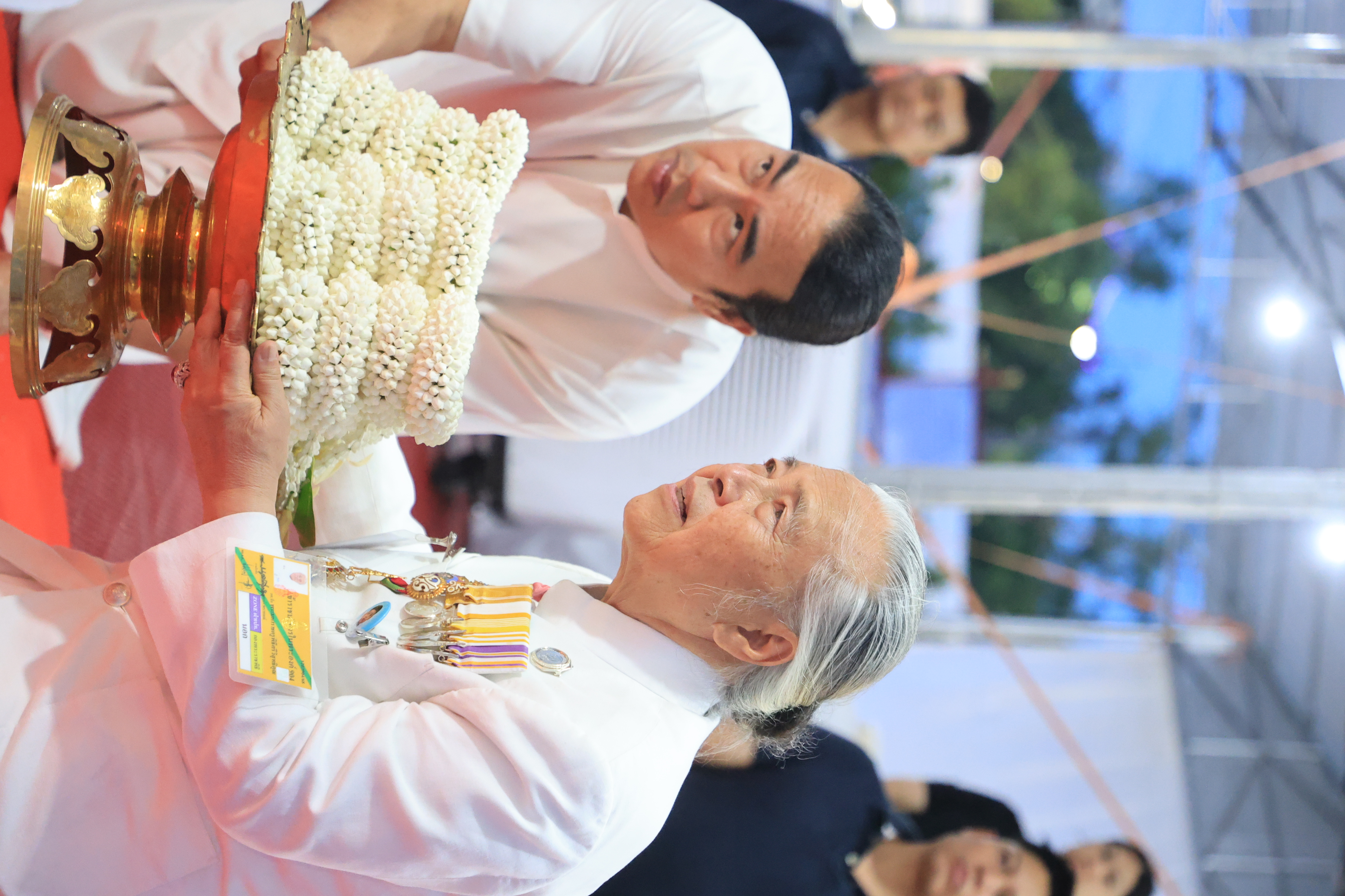 title - ปลัดเกษตรฯ ผู้ทำหน้าที่พระยาแรกนา พร้อมด้วยเทพีคู่หาบทองและเทพีคู่หาบเงิน ทำพิธีล้างมือพระยาแรกนา และเจิมหน้าพระโค